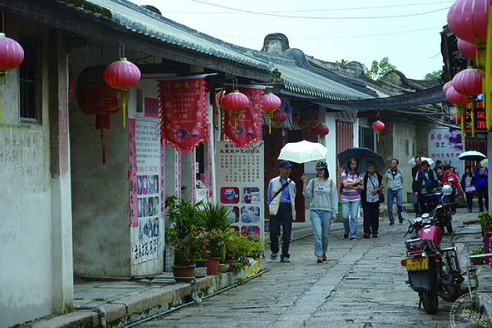 龙湖古寨   龙湖古寨地处潮汕平原,划分为3街6巷,建筑风格与古潮州